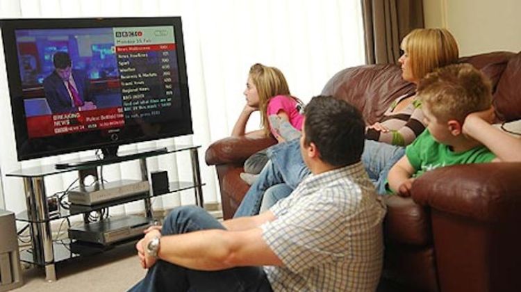 Una família mirant els continguts de la BBC