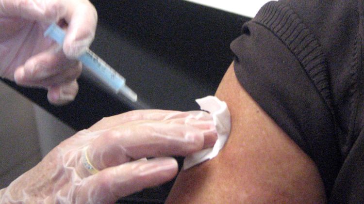 Un professional subministrant una vacuna a un pacient © ACN