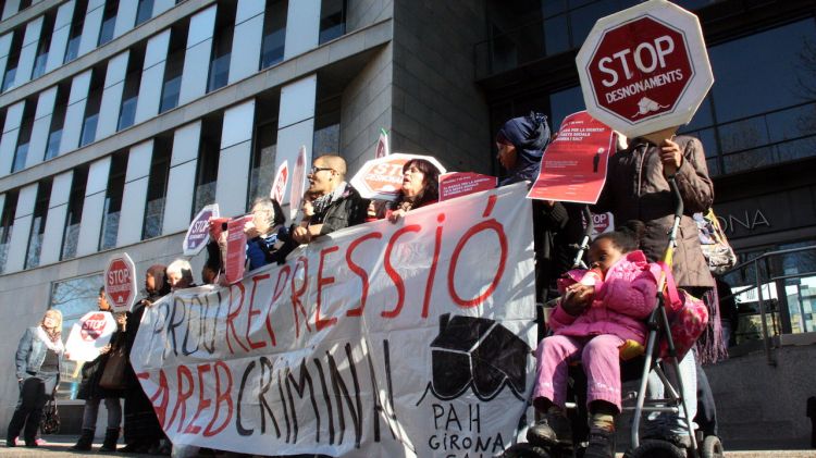 Membres de la PAH, concentrats aquest matí davant dels Jutjats de Girona © ACN