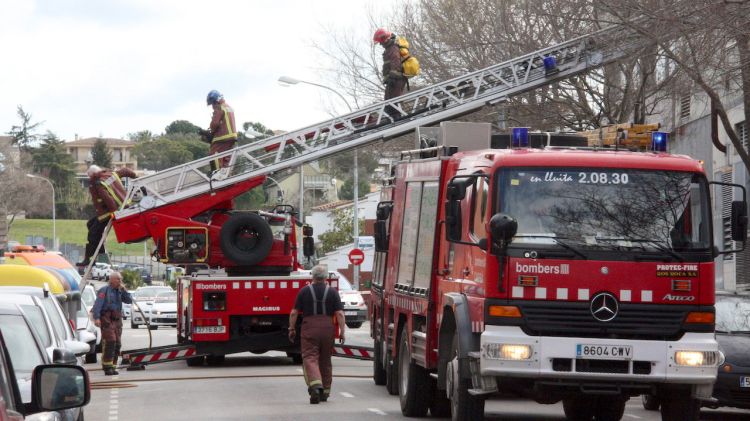 Els bombers han hagut d'accedir a la nau a través d'una escala © ACN