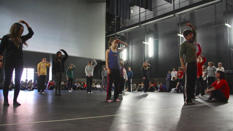Estudiants d'Olot en l'assaig general que s'ha fet aquest dimecres al Teatre Principal en el projecte Tots Dansen © ACN
