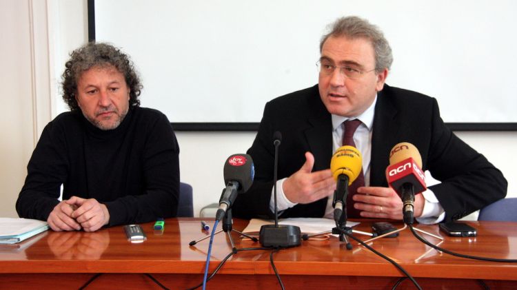 El director artístic del festival, Albert Mallol (esquerra), i el vicealcalde de Sant Feliu de Guíxols, Pere Albó © ACN