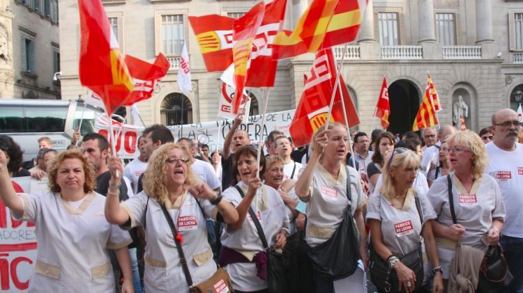 Un grup de treballadores de la planta de Panrico a Santa Perpètua de Mogoda concentrades © ACN