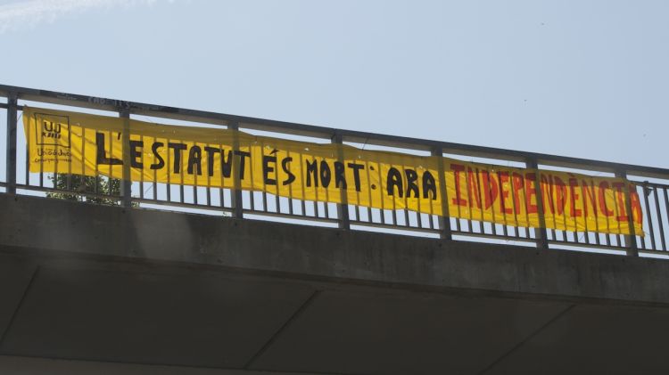 Una de les pancartes que UJ ha repartit pel territori © AG