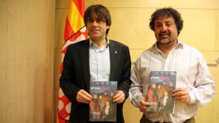 L'alcalde de Girona, Carles Puigdemont, i el director de la publicació, Xavier Planas, amb el primer número de la revista 'Girona Cultura'  © ACN