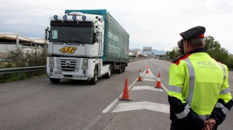 Els Mossos d'Esquadra controlen el pas de camions per l'N-II entre Maçanet de la Selva i la Jonquera  © ACN