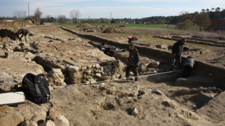 Els arqueòlegs treballant en la vil·la romana de Vilauba on s'han descobert les termes i banys de l'edifici  © ACN