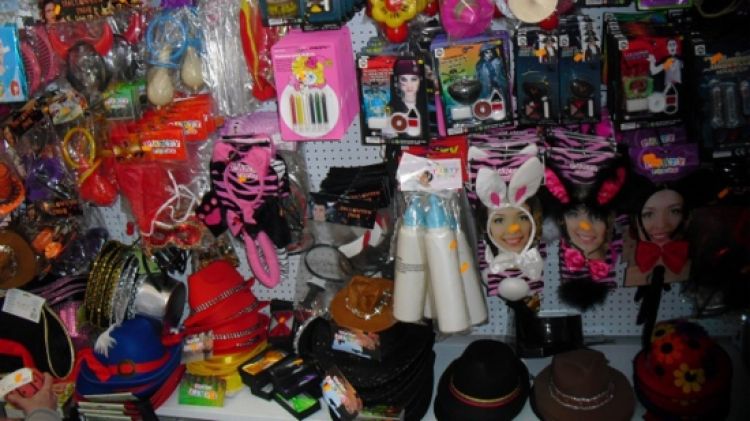 Diversos productes relacionats amb la festivitat de Carnestoltes que es podien trobar en els basars inspeccionats  © ACN