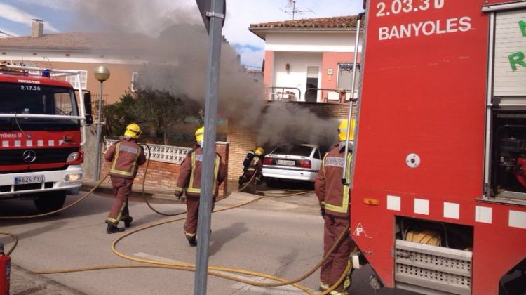 Els bombers treballant per extingir les flames © AraGirona.cat