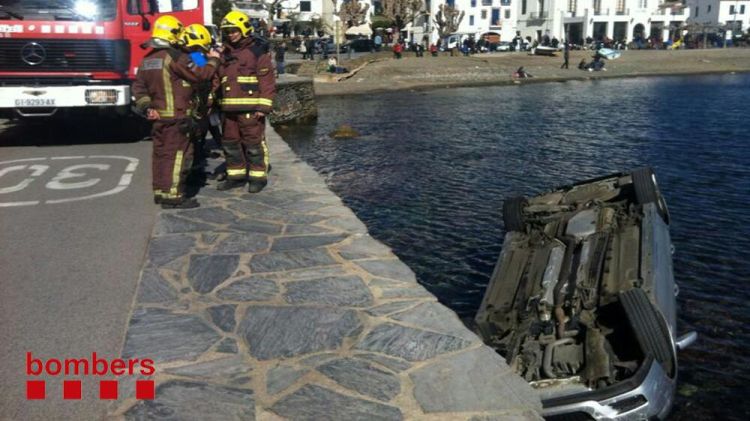 El cotxe estava estacionat en un tram del passeig marítim, s'ha desfrenat i ha caigut al mar