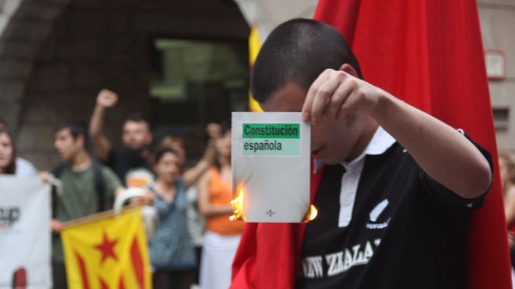 La setmana passada membres de la CUP i Maulets van cremar la Constitució Espanyola © M.E