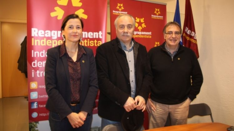 El president de Reagrupament, Joan Carretero, envoltat de Rosa Cruz i Carles Bonaventura © ACN