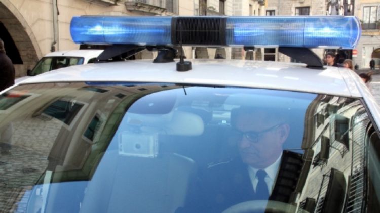 Un dels vehicles amb la càmera ja instal·lada, sota el retrovisor © ACN