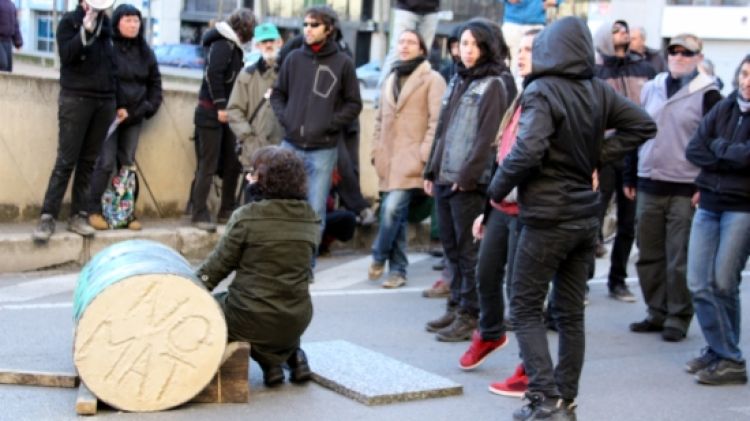 Una de les dones que s'ha encadenat al bidó © ACN