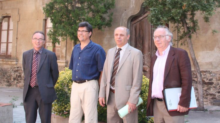 Joan Boada, Antoni Vega i Miquel Caminal davant l'antic ajuntament on es construirà el nou centre Memorial Walter Benjamin © ACN