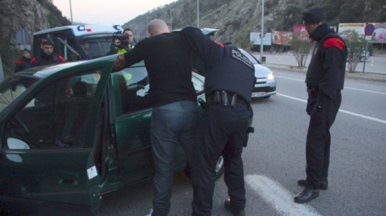 Els Mossos d'Esquadra durant un dels controls que s'ha fet en el marc del dispositiu 'Pirineus' © ACN