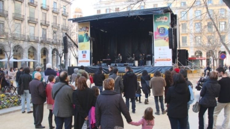 Centenars de persones s'han aplegat aquest dissabte a la tarda a la plaça Independència de Girona © ACN