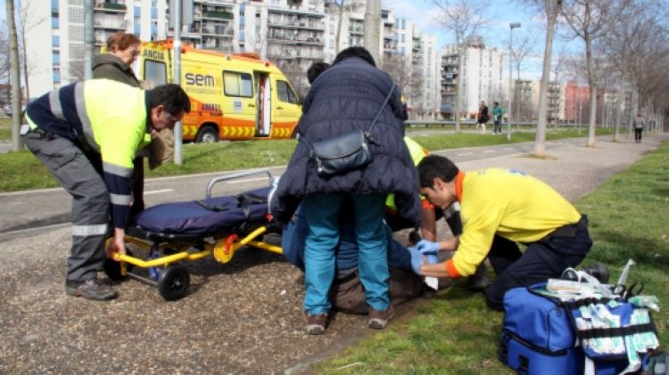 Professionals del SEM atenent un home d'edat avançada que s'havia desmaiat enmig del carrer a Girona (arxiu) © ACN