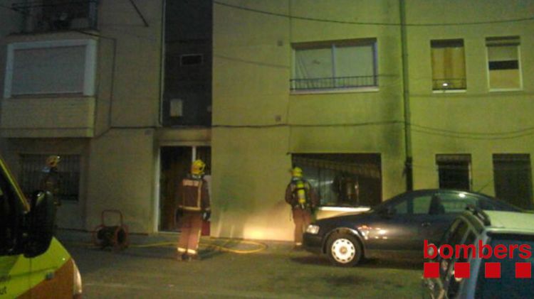 Els Bombers treballant en l'incendi en un habitatge al Grup Sant Jaume de Salt © Bombers