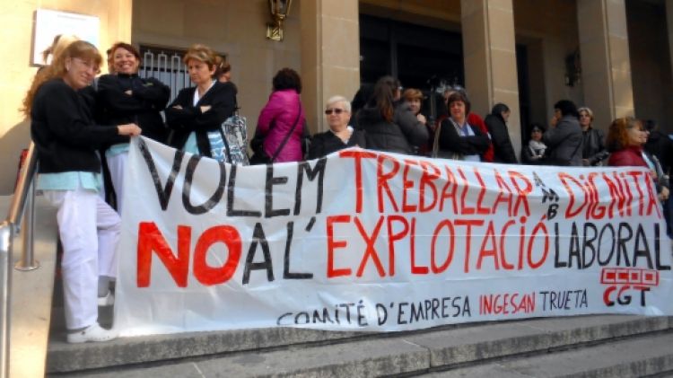 Les treballadores concentrades a l'entrada de l'hospital © ACN