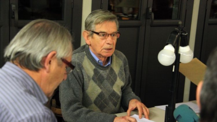 L'alcalde de Castellfollit de la Roca, Moisès Coromina, durant el ple © ACN