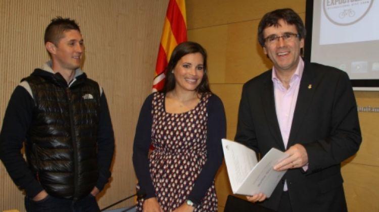 L'alcalde de Girona, Carles Puigdemont, amb els responsables de Bike Breaks © ACN
