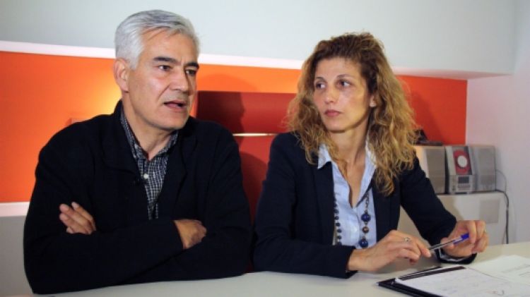 Un dels afectats, Jordi Salvat, amb l'advocada Cristina Simon © ACN