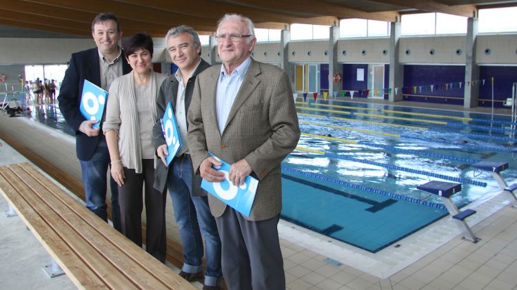Els quatre alcaldes a la piscina de Roses