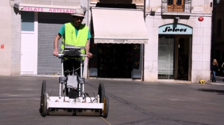 El georadar estudiant el subsòl de la plaça de l'Ajuntament de Figueres © ACN