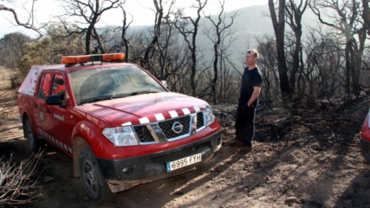 Efectius dels Bombers a la zona de l'incendi de les Gavarres propera a Vall-llobrega © ACN