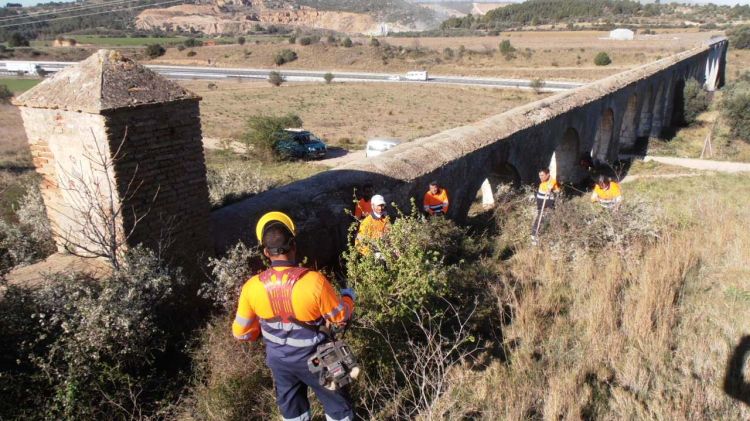 Operaris netejant els arcs del castell