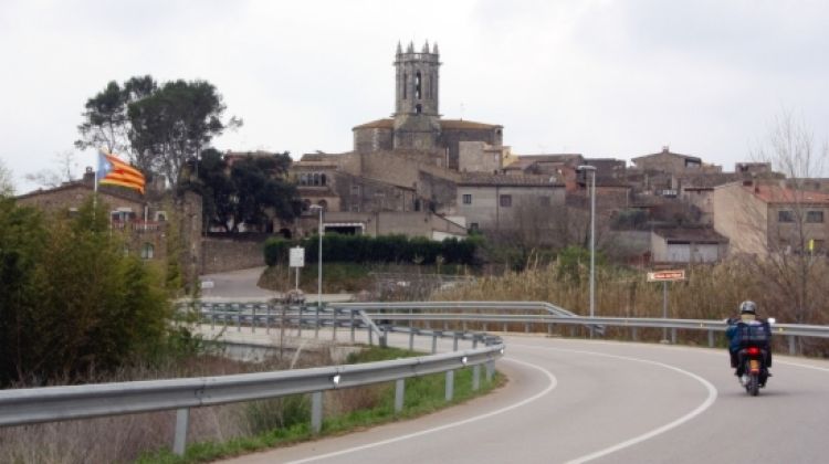 L'entrada al poble de la Pera, un petit municipi del Baix Empordà on hi viuen 450 habitants © ACN