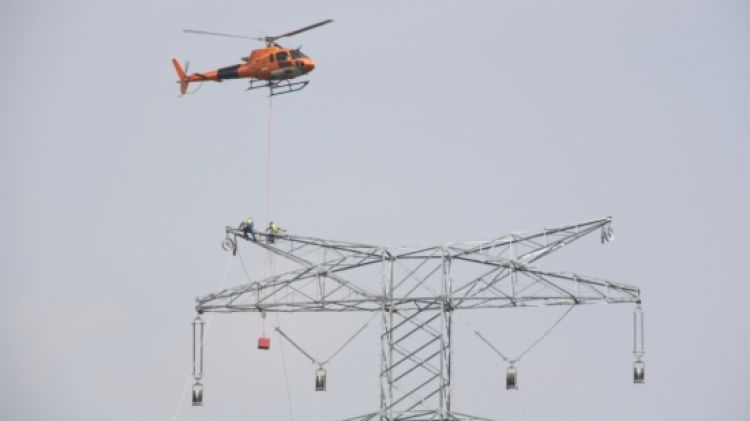 Un helicòpter col·locant cable a Viladasens © ACN