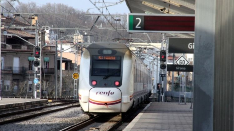 Un tren de rodalies abandonant l'estació de Girona, el dimecres a la tarda © ACN