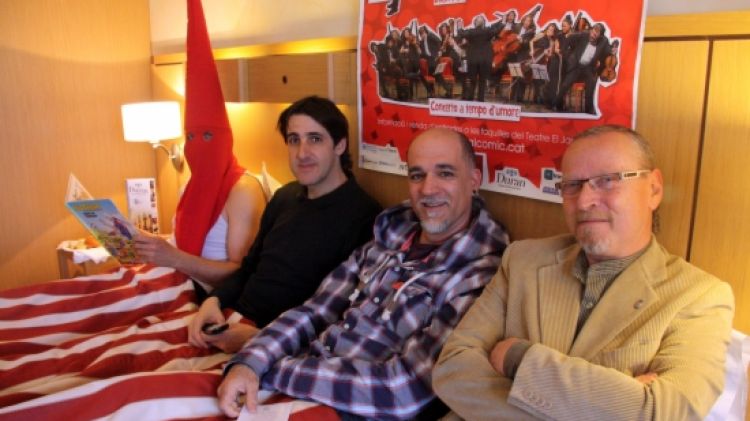 Els responsables de la cita han volgut presentar de manera poc convencional el festival; dins un llit © ACN