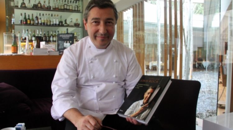 Joan Roca sosté 'Cuina amb Joan Roca' © ACN