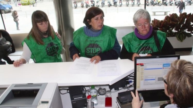 D'esquerra a dreta, la portaveu del moviment a Girona, Marta Afuera, i Doris Pérez i Dora Barnadas © ACN