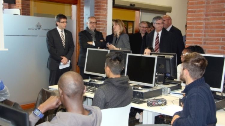 Felip Puig, durant la visita al Servei Municipal d'Ocupació de Girona aquest al matí © ACN