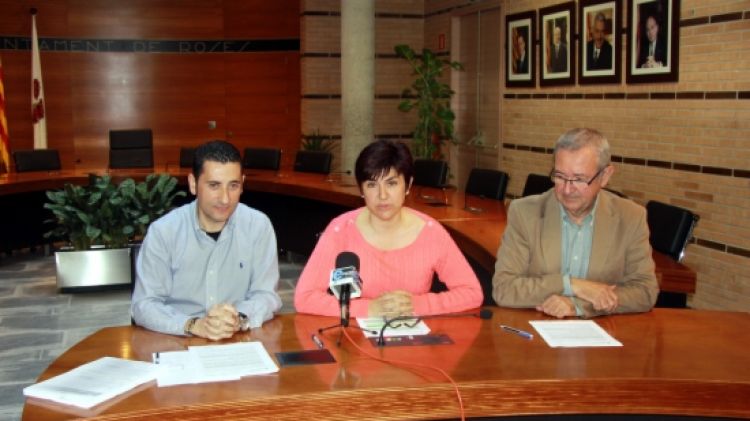 L'alcaldessa de Roses, Montserrat Mindan, amb el primer tinent d'alcalde, Carles Pàramo, i el regidor d'Hisenda, Manel José Escobar  © ACN