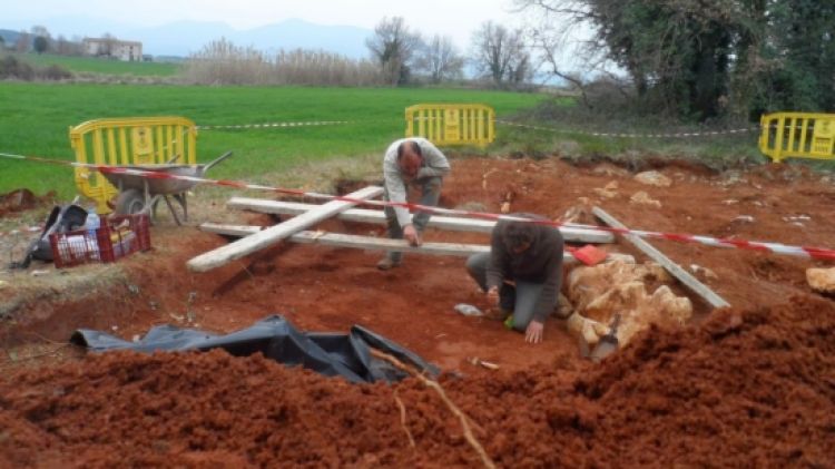 Els dos arqueòlegs treballant durant la primera campanya © ACN