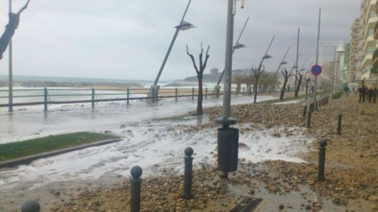 L'estat en què ha quedat part del passeig marítim de Calonge © ACN