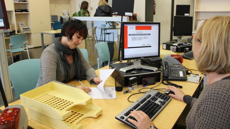 Personal de l'OIAC atenent una ciutadana © Aj. de Girona