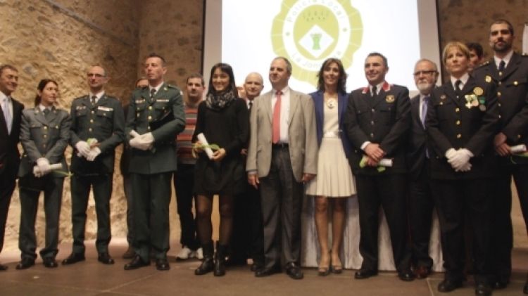 Fotografia de grup dels membres dels cossos policials i de la societat civil condecorats © ACN