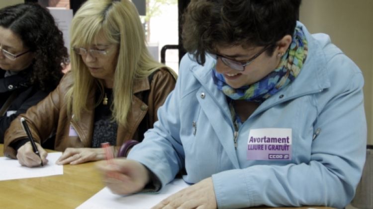 Una de les participants en l'acte reivindicatiu sol·licitant el registre del seu cos © ACN