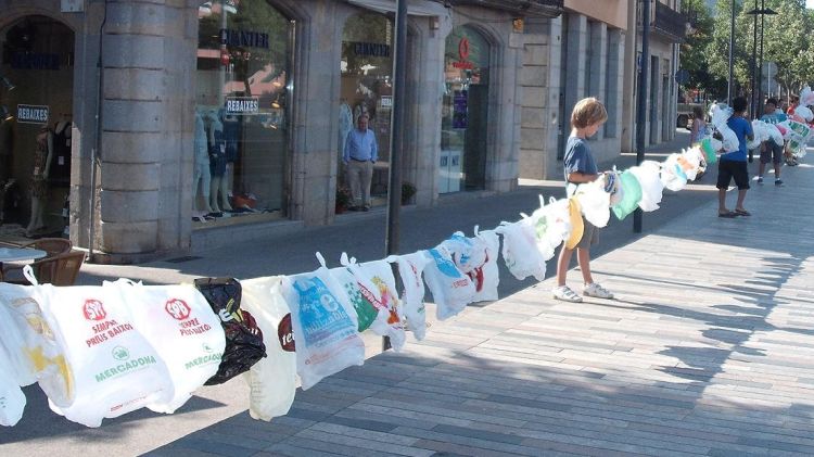 La cadena de bosses de plàstic va fer un quilòmetre de llarg © AG