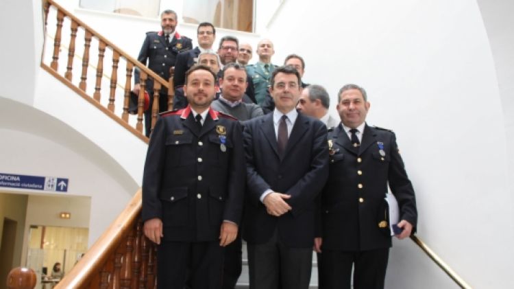 L'alcalde de Banyoles, Miquel Noguer, al centre, acompanyat dels dos policies condecorats © ACN