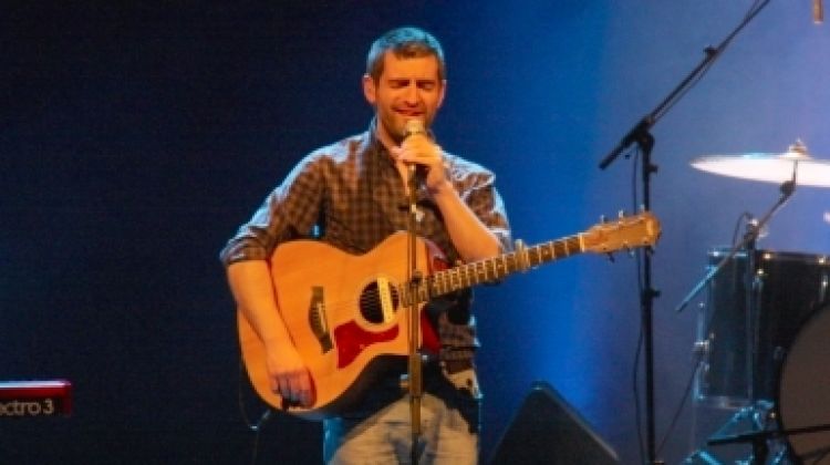 El cantant i artista Joan Dausà durant el concert a Girona dins del Festival Strenes © ACN