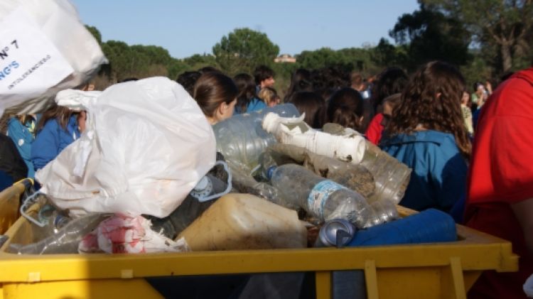 Els voluntaris han aconseguit extreure 14 tones de residus i escombraries del riu Daró © ACN