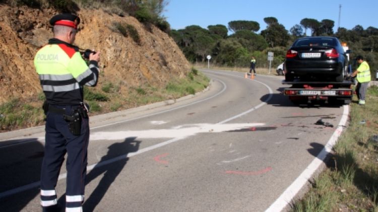 Agents dels Mossos d'Esquadra en el punt de l'accident © ACN