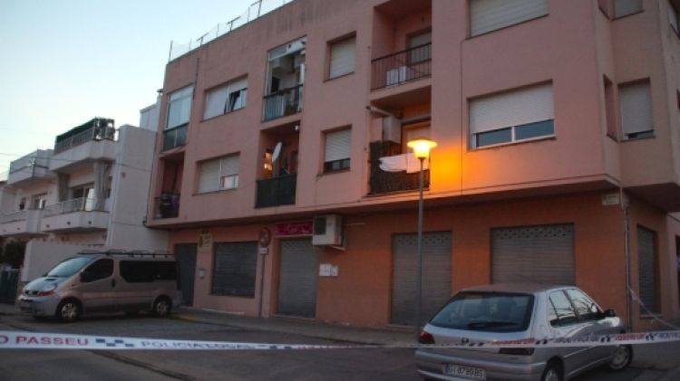 La deflagració ha fet esclatar els vidres, que han caigut al carrer © ACN